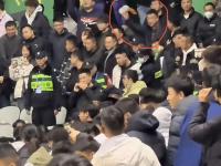 开云体育平台APP-包含篮球大战惊心动魄，现场气氛火爆引发球迷狂热的词条