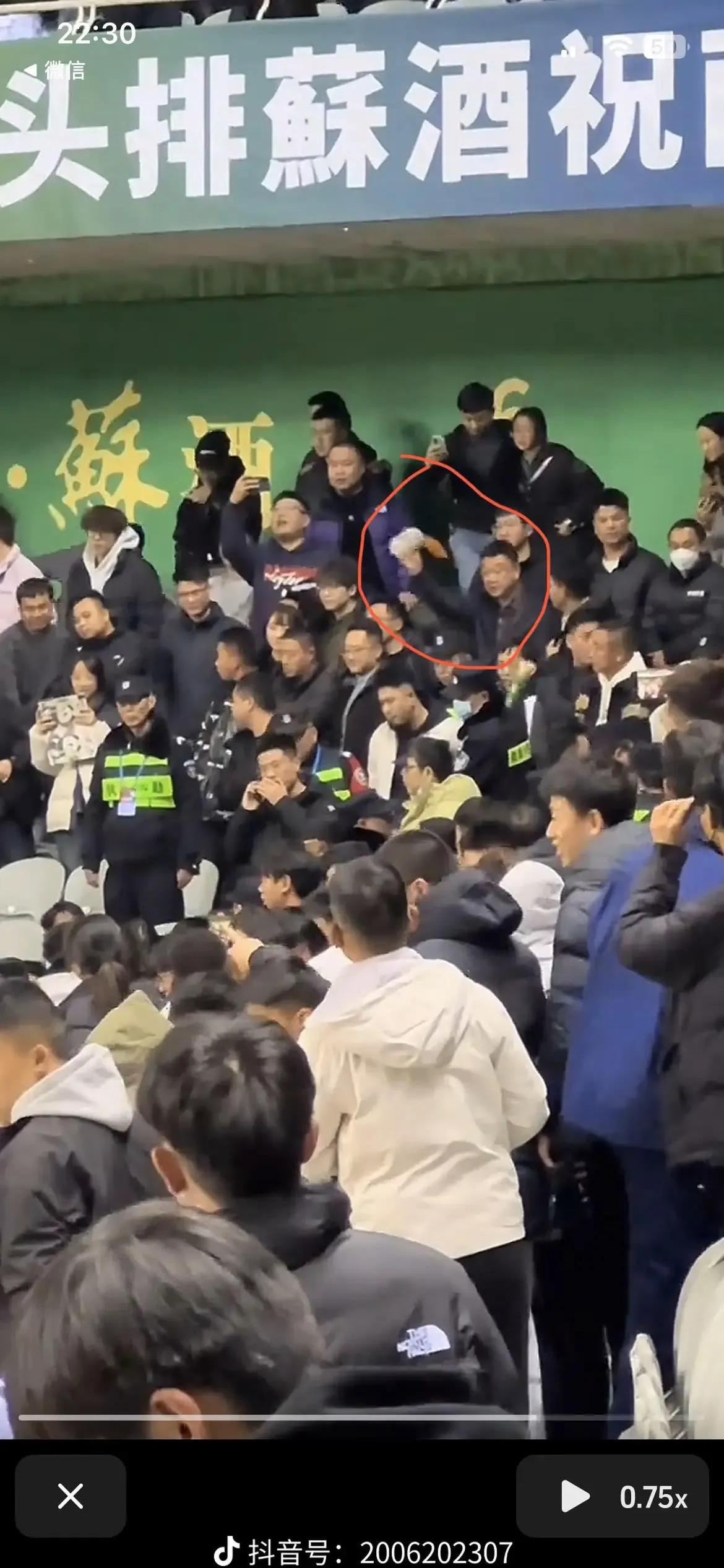 包含篮球大战惊心动魄，现场气氛火爆引发球迷狂热的词条