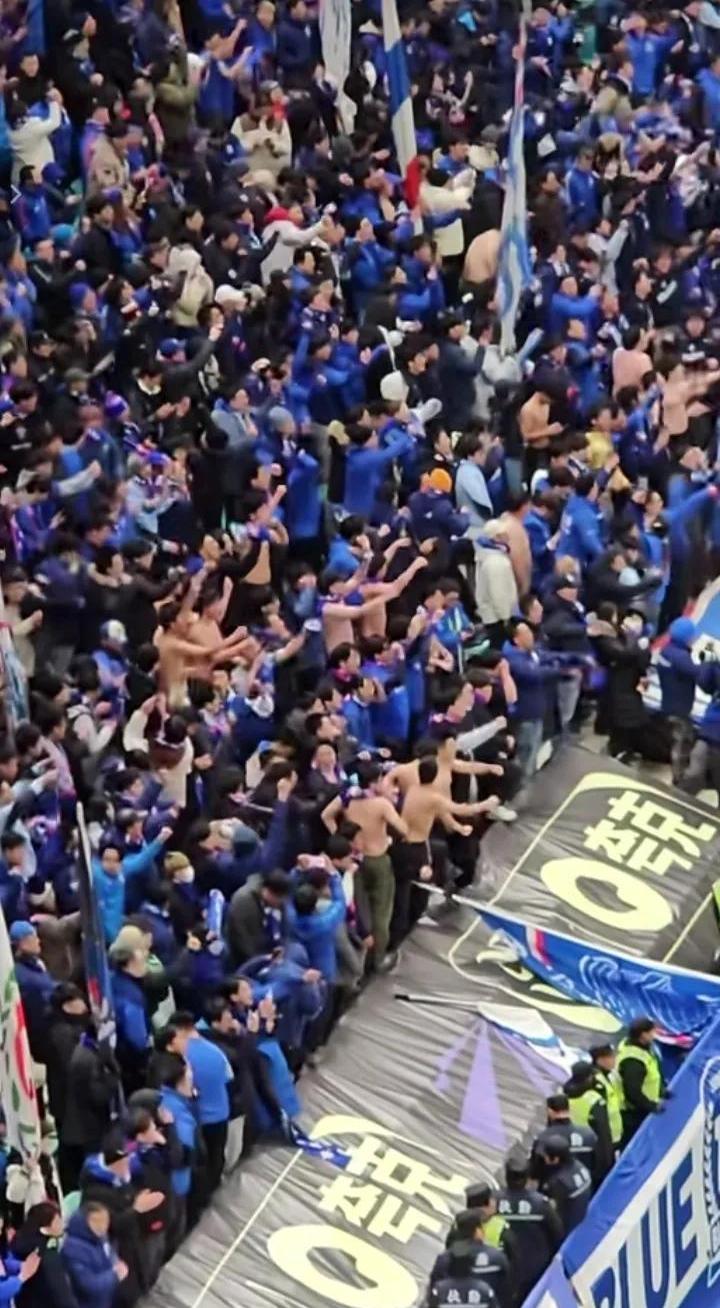 包含篮球大战惊心动魄，现场气氛火爆引发球迷狂热的词条