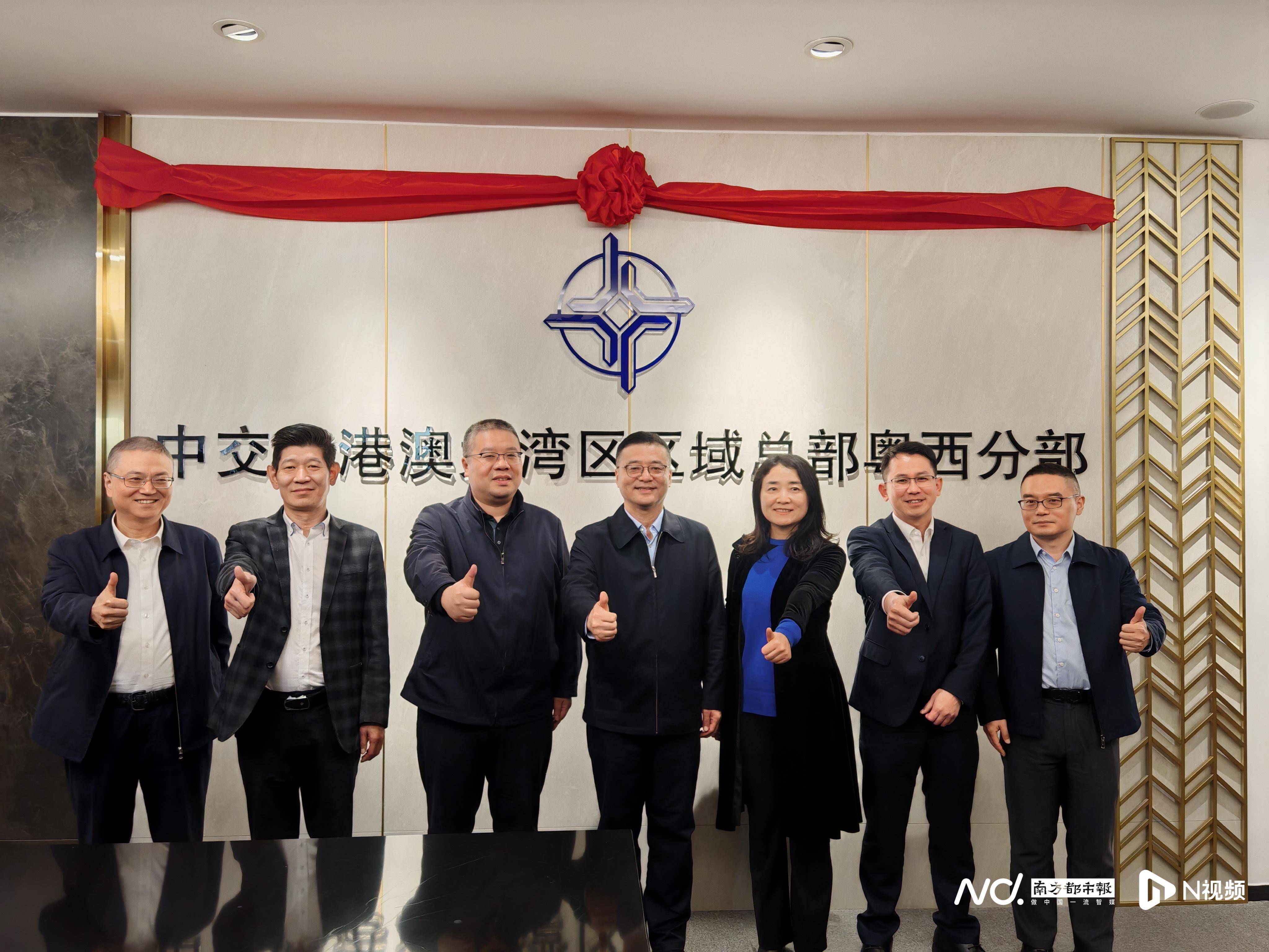 两支强队在顶级联赛中交战激烈