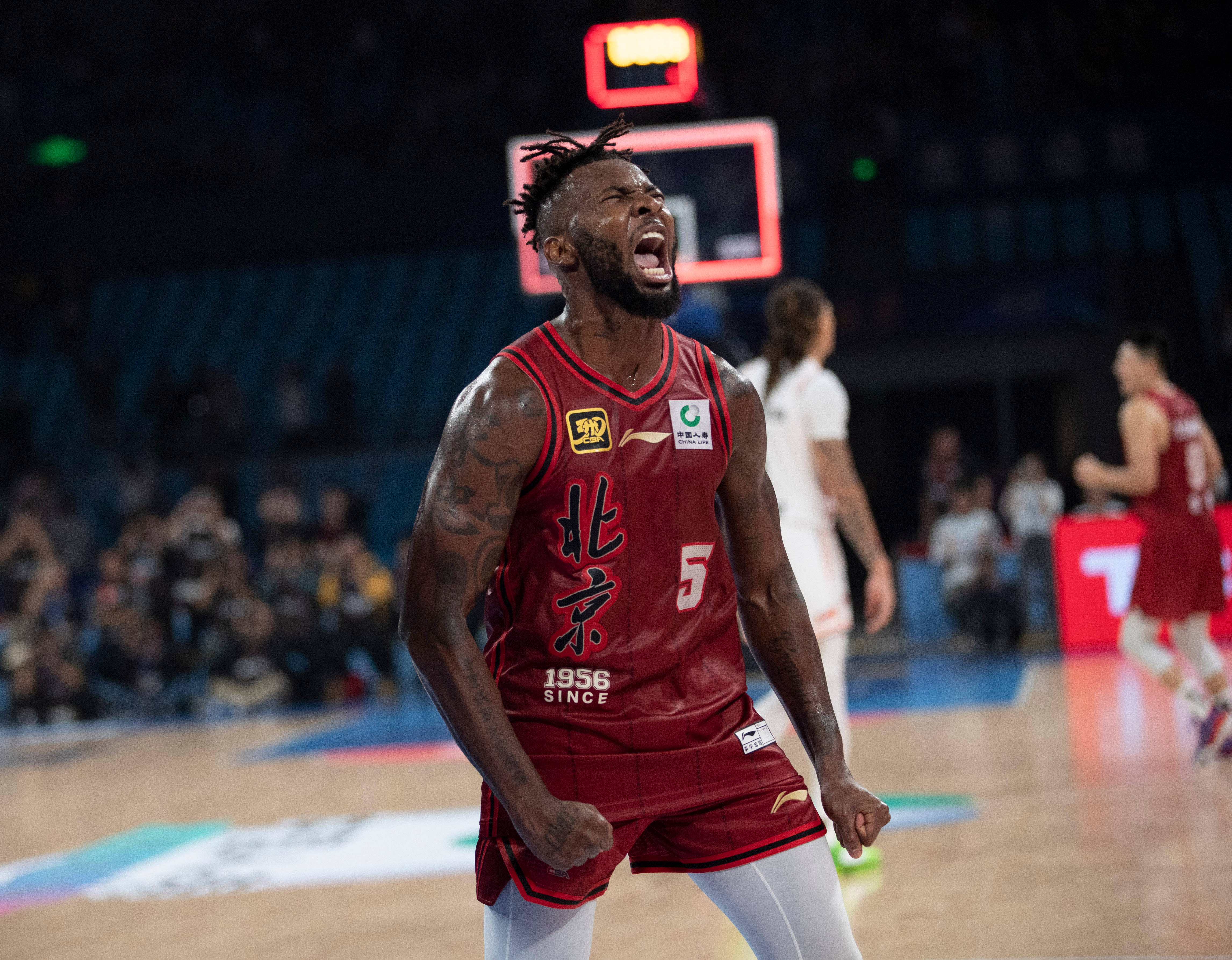 上海队主场击败山西,夺得胜利 上海队主场击败山西,夺得胜利