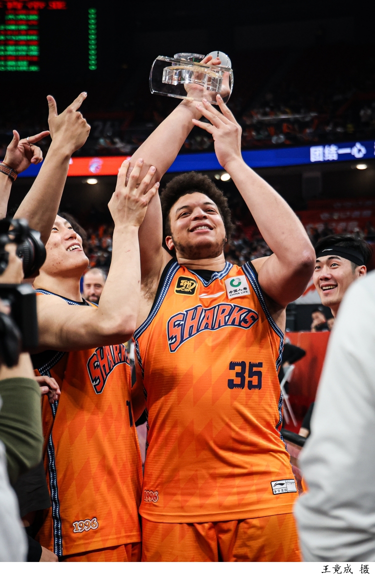 上海队主场击败山西,夺得胜利 上海队主场击败山西,夺得胜利