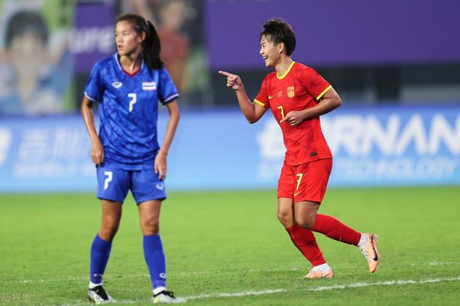 中国女足队员技艺出众,赢得掌声 中国女足队员技艺出众,赢得掌声