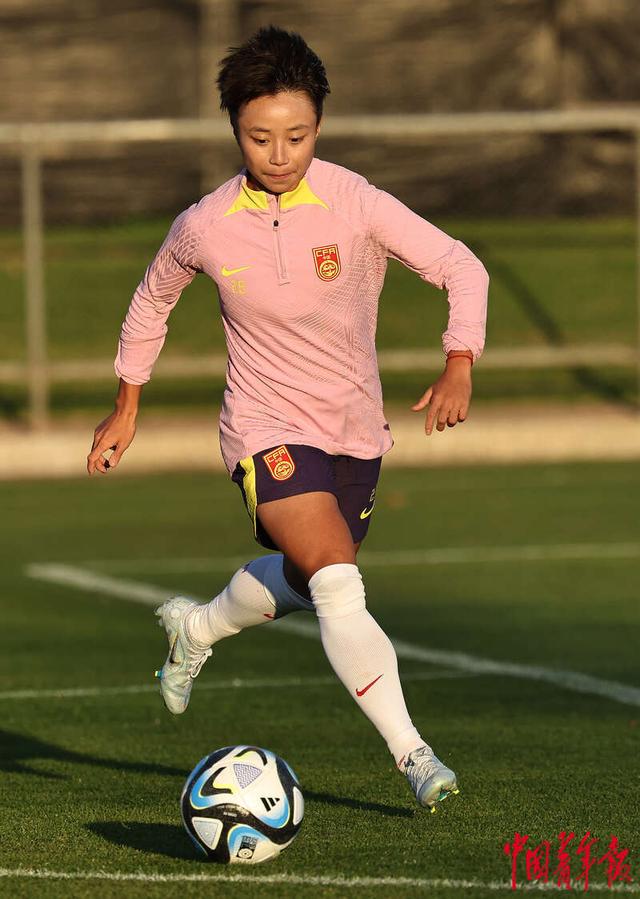 中国女足队员技艺出众,赢得掌声 中国女足队员技艺出众,赢得掌声