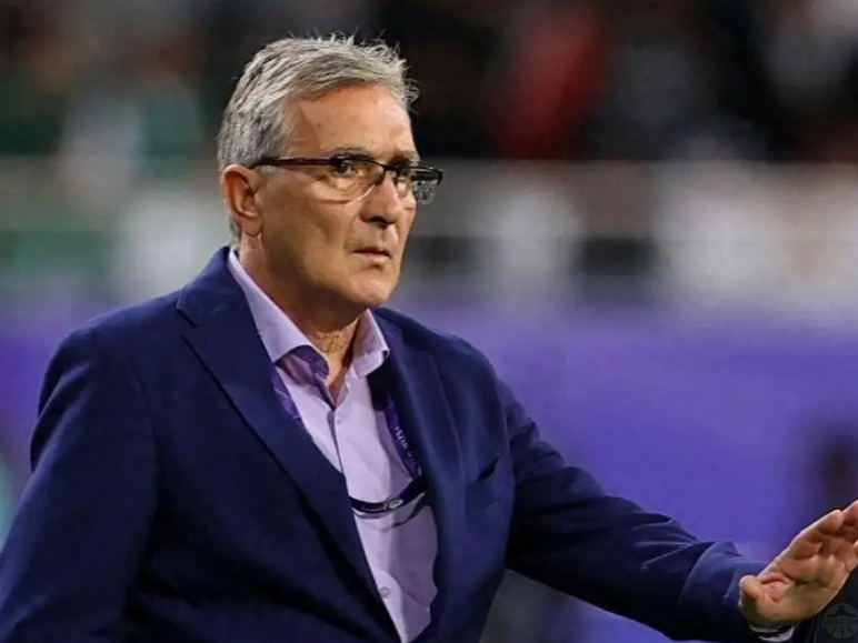 沙尔克中场梅开二度，成为全场焦点