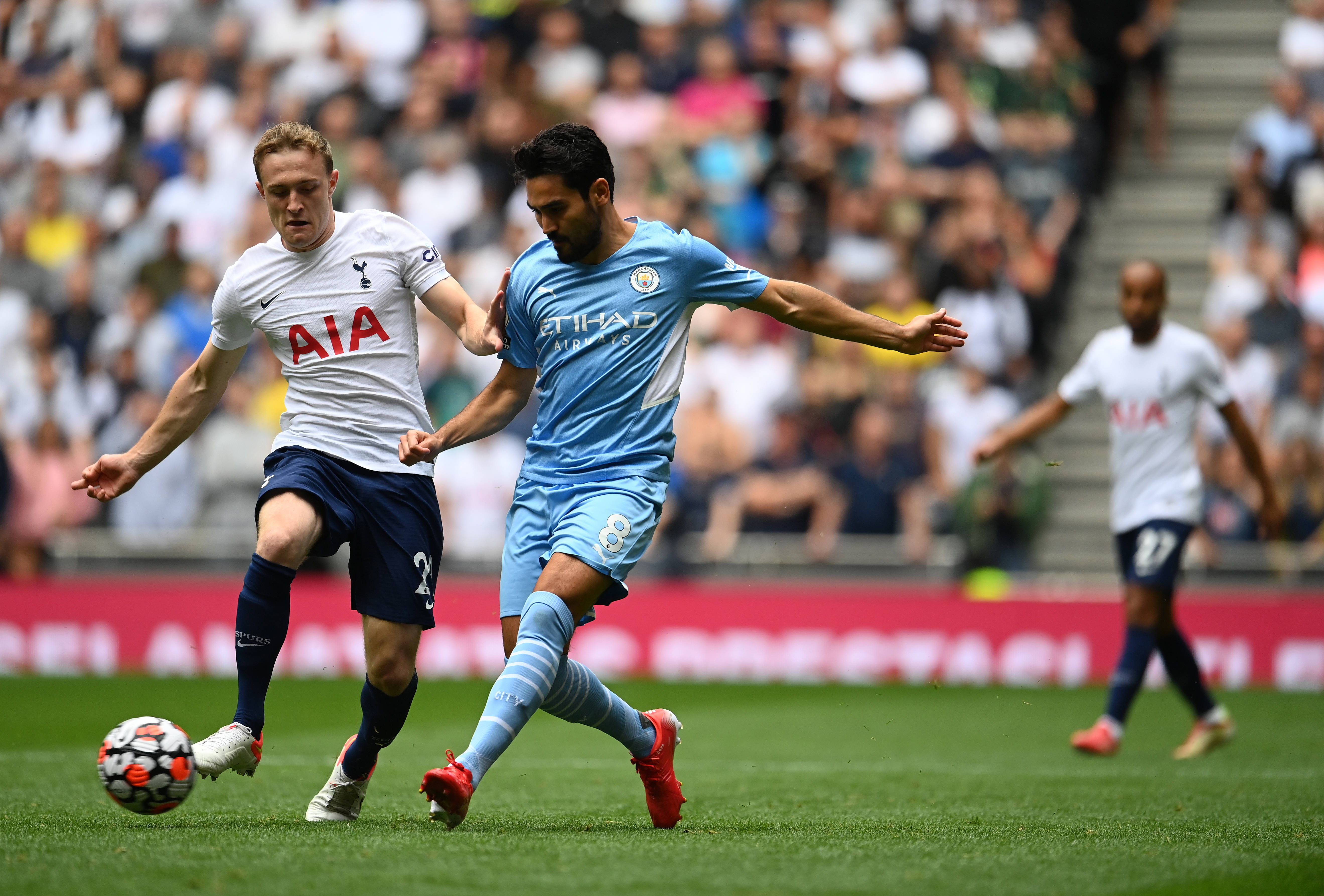 曼城备战联赛与国际比赛，实力强劲