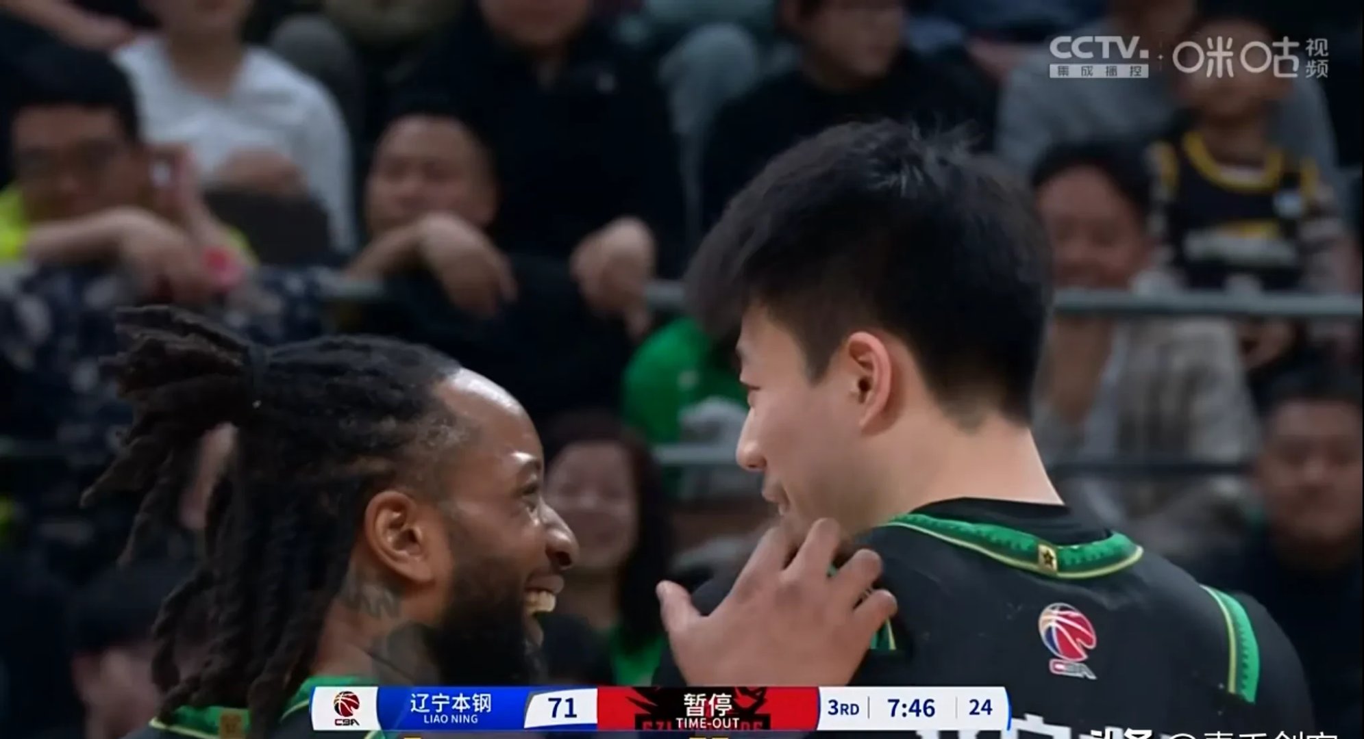 联赛中的球员逐渐融入球队体系，默契十足