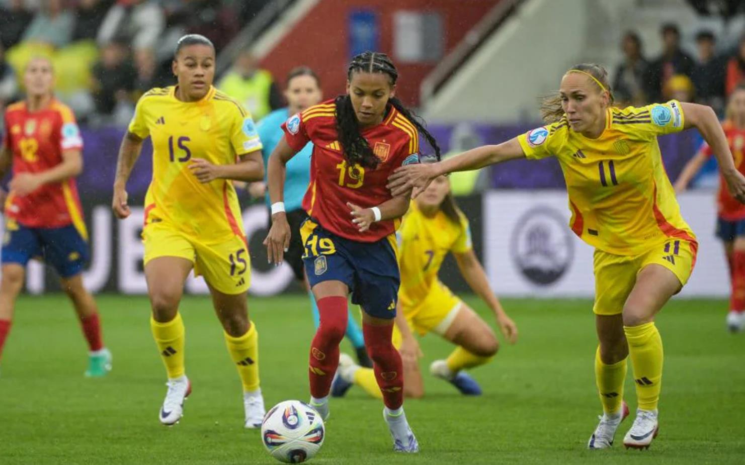 女足国际比赛中，西班牙队晋级决赛