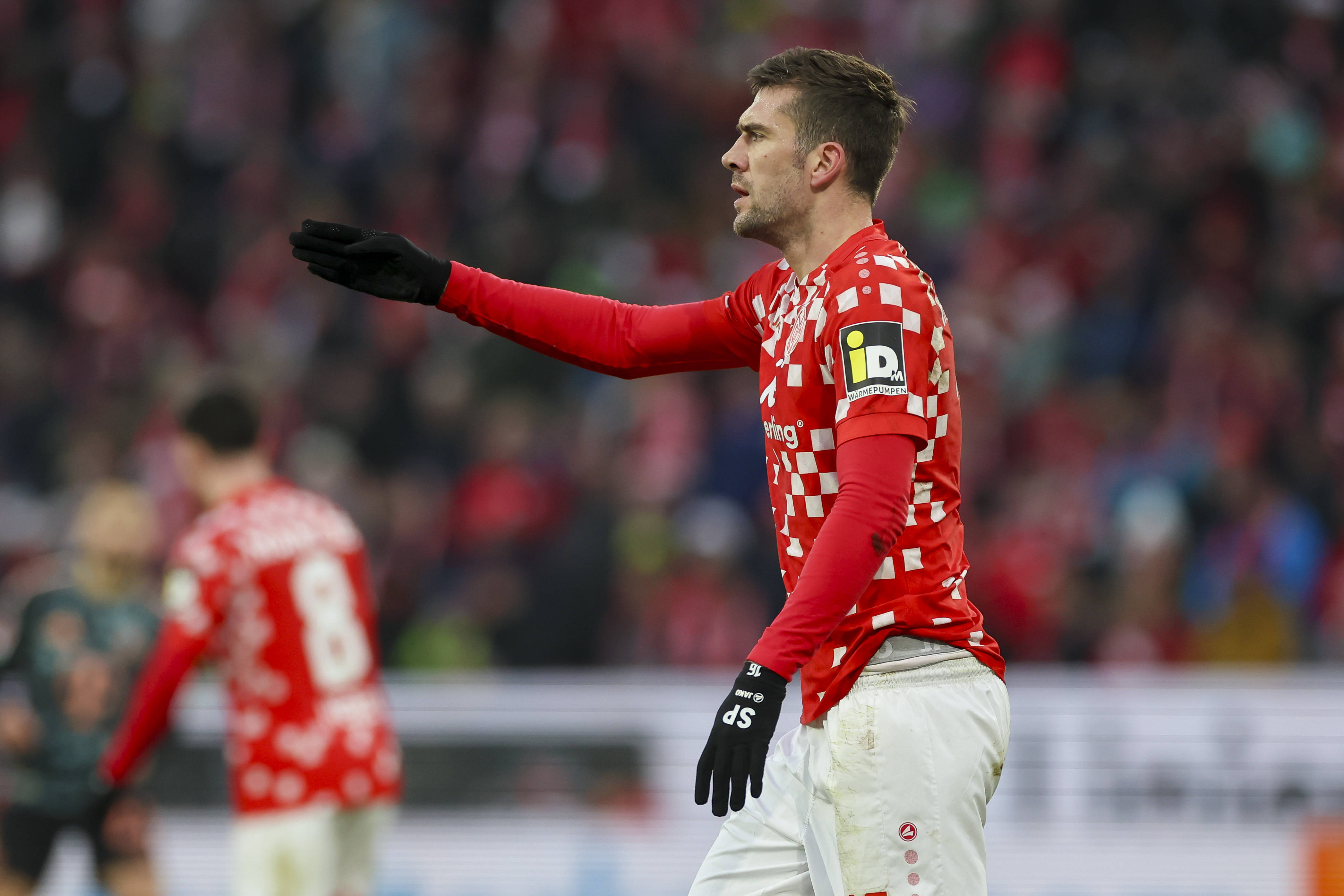 包含美因茨主场不敌对手，遗憾失利的词条