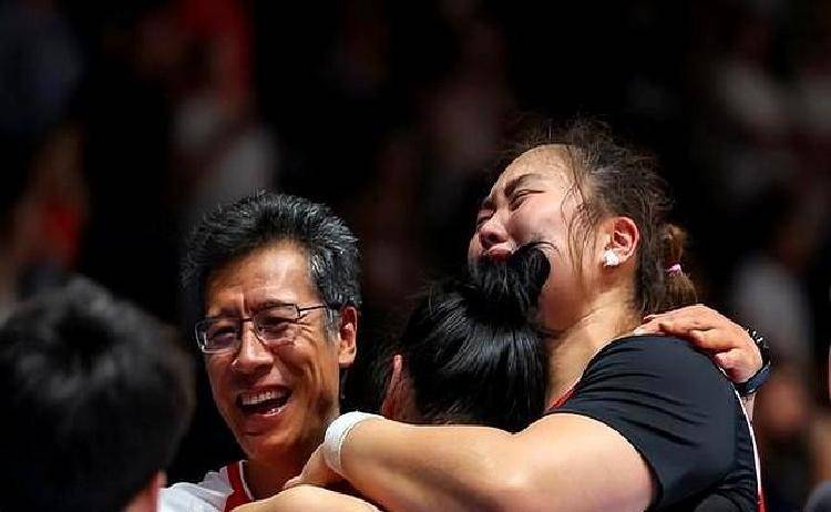 荷兰女篮凭借团队合作打败对手