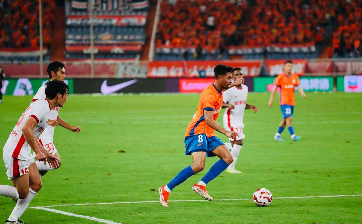 球员表现抢眼，赛场上引发热议