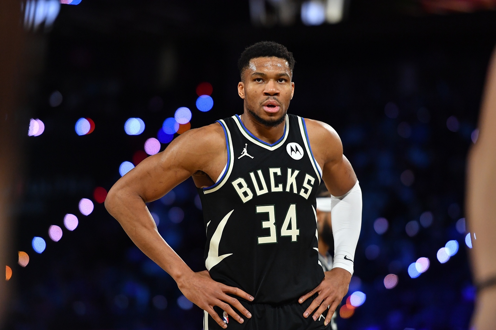 雄鹿大胜老鹰，字母哥30分独中最强